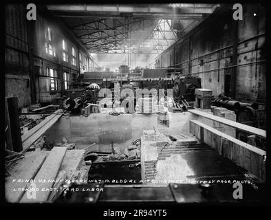 Fotografia mensile di avanzamento, edificio 41, installazione del compressore d'aria, aspetto est, manodopera per il cantiere. Vetri negativi della costruzione e riparazione di edifici, strutture e navi presso il New York Navy Yard. Foto Stock