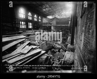 Fotografia mensile di avanzamento, edificio 41, installazione del compressore d'aria, aspetto est, manodopera per il cantiere. Vetri negativi della costruzione e riparazione di edifici, strutture e navi presso il New York Navy Yard. Foto Stock