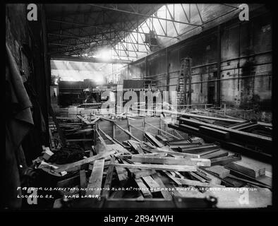 Fotografia mensile di avanzamento, edificio 41, installazione del compressore d'aria, aspetto sud-est, manodopera da cantiere. Vetri negativi della costruzione e riparazione di edifici, strutture e navi presso il New York Navy Yard. Foto Stock