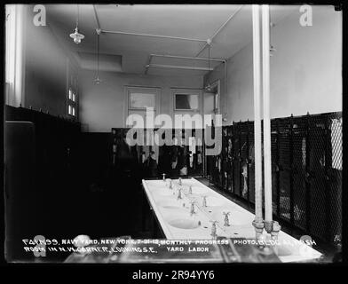 Mensile Progress Photo, edificio 41, toilette nell'angolo nord-occidentale, Looking Southeast, Yard Labor. Vetri negativi della costruzione e riparazione di edifici, strutture e navi presso il New York Navy Yard. Foto Stock