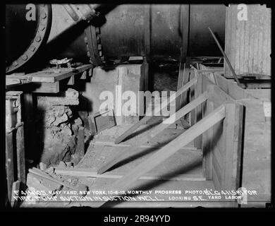Mensile Progress Photo, Building 41 (58), pompa antincendio aspirante in pozzetto di aspirazione, Looking Southeast, Yard Labor. Vetri negativi della costruzione e riparazione di edifici, strutture e navi presso il New York Navy Yard. Foto Stock