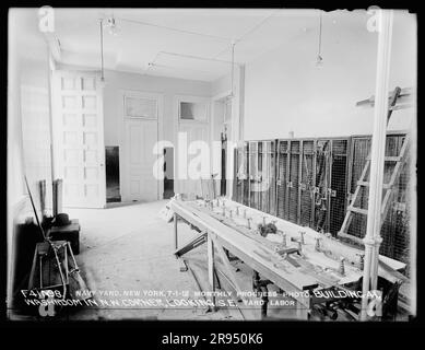 Mensile Progress Photo, Building 41, Wash Room in Northwest Corner, Looking Southeast, Yard Labor. Vetri negativi della costruzione e riparazione di edifici, strutture e navi presso il New York Navy Yard. Foto Stock