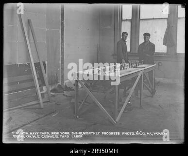 Progress Photo mensile, edificio 41, Wash Room in Northeast Corner, Yard Labor. Vetri negativi della costruzione e riparazione di edifici, strutture e navi presso il New York Navy Yard. Foto Stock