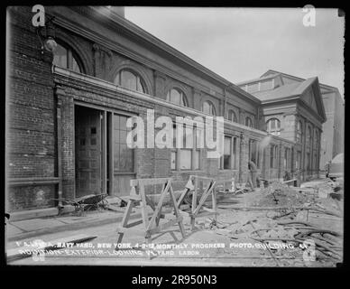 Foto mensile di avanzamento, edificio 41, aggiunta, esterno, guardando a ovest, Yard Labor. Vetri negativi della costruzione e riparazione di edifici, strutture e navi presso il New York Navy Yard. Foto Stock