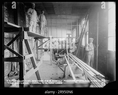 Foto mensile di avanzamento, edificio 41, aggiunta, interno, aspetto nord-ovest, Yard Labor. Vetri negativi della costruzione e riparazione di edifici, strutture e navi presso il New York Navy Yard. Foto Stock