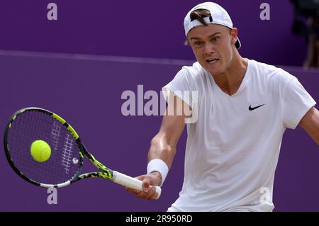 La Danimarca Holger Rune in azione durante la semifinale maschile contro l'australiano Alex de Minaur il sesto giorno dei Campionati Cinch 2023 al Queen's Club di Londra. Data foto: Sabato 24 giugno 2023. Foto Stock