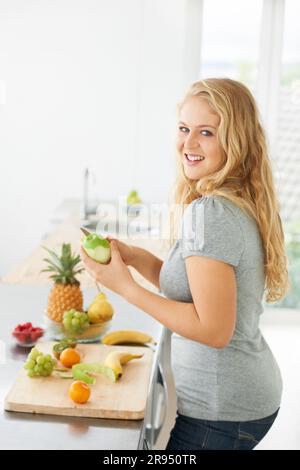 Frutta, mela sbucciata o ritratto di donna con uno spuntino mattutino, pasto a colazione o dieta in cucina a casa. Pranzo salutare, più taglia o ragazza felice Foto Stock