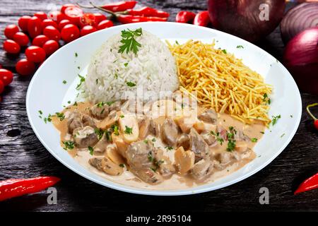 Manzo Stroganoff funghi riso paglia Potato Foto Stock