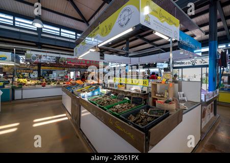 Isola di Oleron: Il mercato coperto di Saint-Pierre, aperto ogni mattina da aprile a fine settembre, Foto Stock