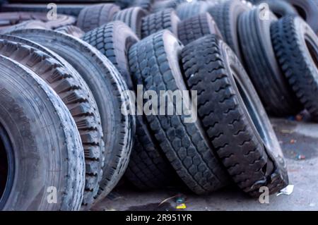 Pneumatici usati accumulati e scaricati sul lato della strada. Smaltimento degli pneumatici. Foto Stock