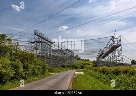 La struttura a torre del ponteggio utilizzata per appendere una rete di sicurezza su una strada Foto Stock