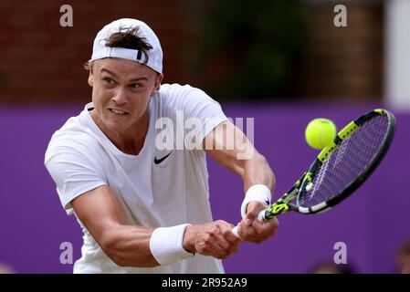 La Danimarca Holger Rune in azione durante la semifinale maschile contro l'australiano Alex de Minaur il sesto giorno dei Campionati Cinch 2023 al Queen's Club di Londra. Data foto: Sabato 24 giugno 2023. Foto Stock