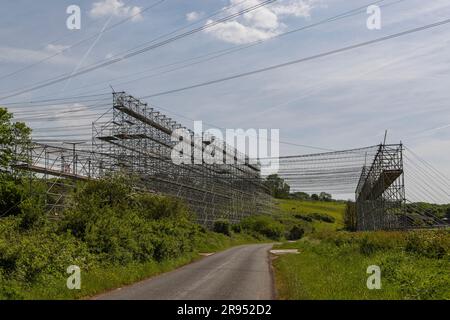 La struttura a torre del ponteggio utilizzata per appendere una rete di sicurezza su una strada Foto Stock