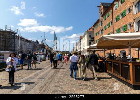 COPENAGHEN: La popolare area turistica, il molo di Nyhavn, visto il 4 giugno 2023 a Copenaghen, Danimarca. L'hotel, Nyhavn 71, è sulla destra Foto Stock