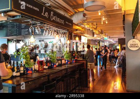 COPENAGHEN: Parte della food Court, Tivoli Food Hall, che ha accesso dalla strada, visto il 4 giugno 2023 a Copenaghen, Danimarca. Foto Stock