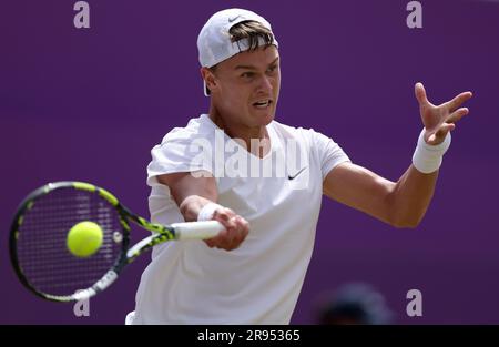 La Danimarca Holger Rune in azione durante la semifinale maschile contro l'australiano Alex de Minaur il sesto giorno dei Campionati Cinch 2023 al Queen's Club di Londra. Data foto: Sabato 24 giugno 2023. Foto Stock