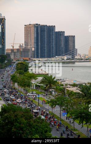 Vista lungo il fiume Saigon fino a edifici alti, oltre il ponte Ba Son, in prima serata, dal quartiere 1 nel centro della città di ho chi Minh, Vietnam. Foto Stock