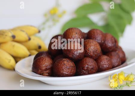 Unniyappam. Frittelle di riso dolci fatte con una pastella di riso, banana, jaggery, pezzi di cocco fritti con ghee, semi di sesamo nero e aromatizzate con cardamomo. Foto Stock