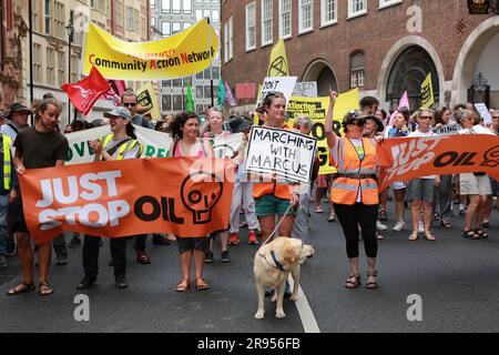 Londra, Regno Unito. 24 giugno 2023. Just Stop Oil and Extinction Rebellion march 'Don't deport Marcus' contro la minaccia della deportazione di Marcus Decker. Lo scorso ottobre, Marcus ha scalato insieme il Queen Elizabeth II Bridge insieme a Morgan Trowland, creando un dibattito pubblico sul continuo investimento del governo in nuovo petrolio. Come risultato della loro protesta, Marcus è stato condannato a 2 anni e 7 mesi di prigione. Ora Marcus, un cittadino tedesco, sta affrontando la deportazione. Marcia da Piazza del Parlamento all'Ufficio interno. Crediti: Waldemar Sikora/Alamy Live News Foto Stock