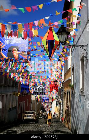 salvador, bahia, brasile – 23 giugno 2023: Veduta della decorazione per le celebrazioni di Sao Joao a Pelourinho, centro storico di Salvador. Foto Stock