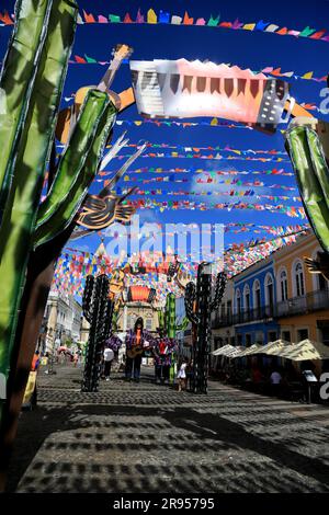 salvador, bahia, brasile – 23 giugno 2023: Veduta della decorazione per le celebrazioni di Sao Joao a Pelourinho, centro storico di Salvador. Foto Stock