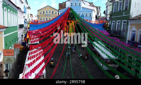 salvador, bahia, brasile – 23 giugno 2023: Veduta della decorazione per le celebrazioni di Sao Joao a Pelourinho, centro storico di Salvador. Foto Stock