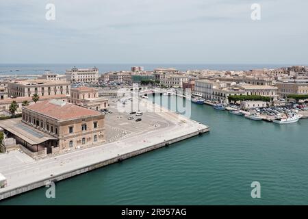 Vista dell'isola di Ortigia e del nuovo porto, Siracusa, Sicilia, Italia Foto Stock