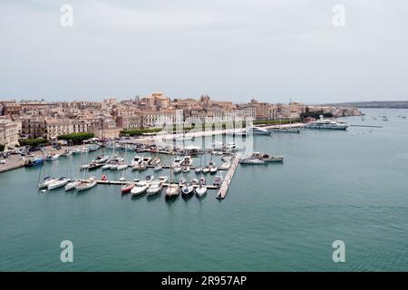 Vista dell'isola di Ortigia e del nuovo porto, Siracusa, Sicilia, Italia Foto Stock