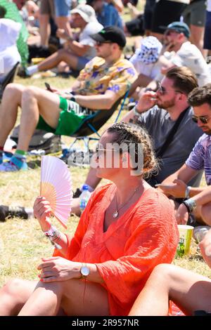 Somerset, Regno Unito. 24 giugno 2023. Clima caldo al Glastonbury Festival presso la Worthy Farm nel Somerset. Data foto: Sabato 24 giugno 2023. Il credito fotografico dovrebbe essere: Matt Crossick/Empics/Alamy Live News Foto Stock