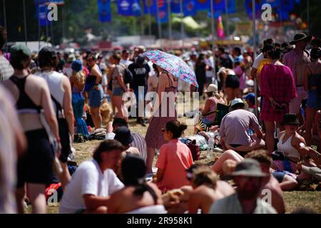 Gli appassionati di festival durante il clima caldo al Glastonbury Festival presso la Worthy Farm nel Somerset. Data foto: Sabato 24 giugno 2023. Foto Stock