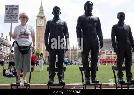 Londra, Regno Unito. 24 giugno 2023. Sculture di informatori Edward Snowden, Julian Assange e Chelsea Manning dell'artista Davide Dormino in mostra a un raduno a Parliament Square che chiede il rilascio del fondatore di Wikileaks in carcere Julian Assange. Assange sta combattendo l'estradizione negli Stati Uniti, dove è accusato di pubblicazione di documenti, compresi quelli che rivelano azioni militari statunitensi nell'Afghanistan occupato e in Iraq. Crediti: Ron Fassbender/Alamy Live News Foto Stock