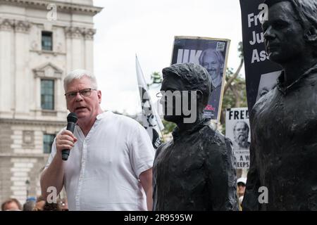 Londra, Regno Unito. 24 giugno 2023. Kristinn Hrafnsson, caporedattore di WikiLeaks, si rivolge ai sostenitori del fondatore di Wikileaks in carcere Julian Assange in una manifestazione a Parliament Square chiedendo il suo rilascio. Assange sta combattendo l'estradizione negli Stati Uniti, dove è accusato di pubblicazione di documenti, compresi quelli che rivelano azioni militari statunitensi nell'Afghanistan occupato e in Iraq. Crediti: Ron Fassbender/Alamy Live News Foto Stock