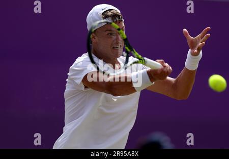 La Danimarca Holger Rune in azione durante la semifinale maschile contro l'australiano Alex de Minaur il sesto giorno dei Campionati Cinch 2023 al Queen's Club di Londra. Data foto: Sabato 24 giugno 2023. Foto Stock