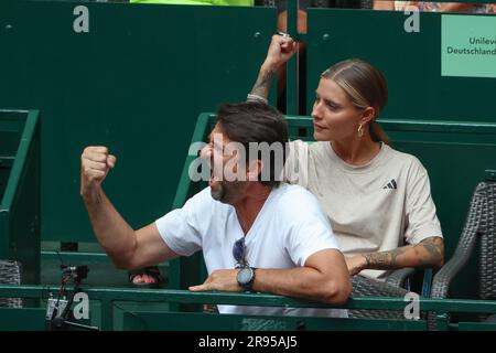 Halle, Germania. 24 giugno 2023. Tennis: ATP Tour single, uomini, semifinali, Bublik (Kazakistan) - Zverev (Germania). L'attrice e modella Sophia Thomalla (r), fidanzata del tennista Alexander Zverev e Hugo Gravil, fisioterapista, siedono in una scatola e alzano i pugni. Crediti: Friso Gentsch/dpa/Alamy Live News Foto Stock