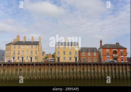 Edifici lungo la riva del fiume su South Terrace con le mura del fiume in primo piano Foto Stock