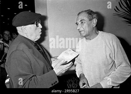 Gli scrittori italiani Cesare Zavattini e Goffredo Parise al festival del cinema di Venezia del 1982 Foto Stock