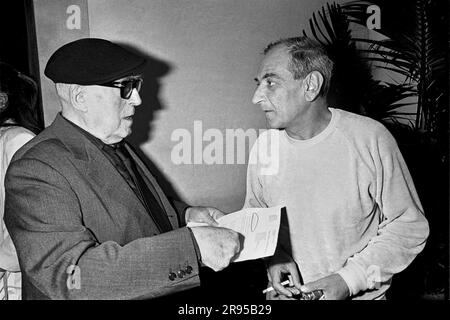 Gli scrittori italiani Cesare Zavattini e Goffredo Parise al festival del cinema di Venezia del 1982 Foto Stock