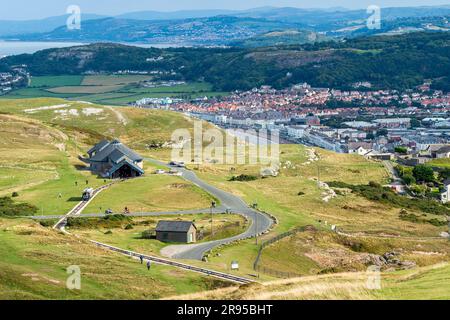 Stazione della funivia Great orme a metà strada con Llandudno, Galles del Nord, Regno Unito sullo sfondo. Foto Stock