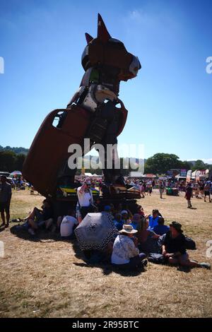 Gli appassionati di festival durante il clima caldo al Glastonbury Festival presso la Worthy Farm nel Somerset. Data foto: Sabato 24 giugno 2023. Foto Stock