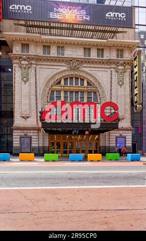 L'AMC Empire 25 è un ex teatro di Broadway e teatro burlesque, spostato a 170 metri dalle sue ex fondamenta nel 1998. Foto Stock