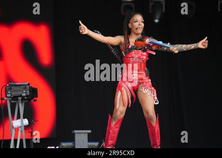 Pilton, Somerset, Regno Unito. 24 giugno 2023. Sudan Archives Performing On the West Holts Stage, Glastonbury Festival, sabato pomeriggio, Worthy Farm Credit: Scott Gouldsbrough/Alamy Live News Foto Stock