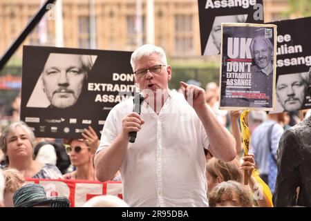 Londra, Inghilterra, Regno Unito. 24 giugno 2023. Avvocato KRISTINN HRAFNSSON, ex caporedattore di WikiLeaks, visto al raduno. I manifestanti si sono riuniti in Parliament Square, accanto alla statua in bronzo degli informatori Edward Snowden, Julian Assange e Chelsea Manning, portati dall'artista Davide Dormino, per dimostrare il loro sostegno a Julian Assange. (Immagine di credito: © Thomas Krych/ZUMA Press Wire) SOLO USO EDITORIALE! Non per USO commerciale! Foto Stock