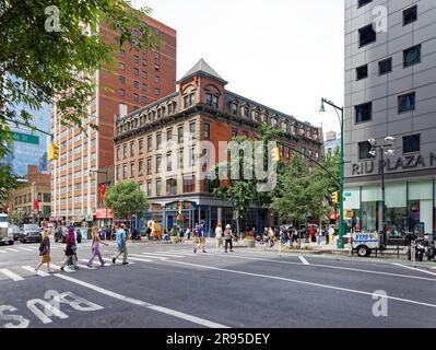 Dopo la riabilitazione controllata dalla corte, il complesso di cinque edifici al 300 West 46th Street divenne uno sviluppo abitativo di supporto di 70 unità. Foto Stock