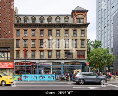 Dopo la riabilitazione controllata dalla corte, il complesso di cinque edifici al 300 West 46th Street divenne uno sviluppo abitativo di supporto di 70 unità. Foto Stock