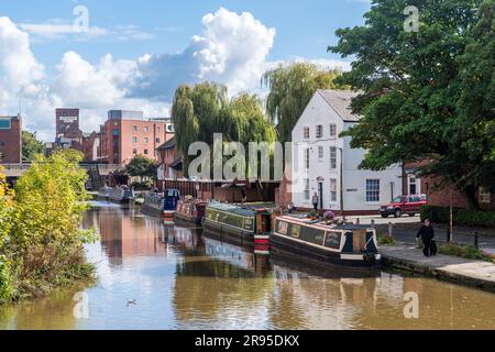 Imbarcazioni a narrowboat sullo Shropshire Union Canal, Chester, Cheshire, Regno Unito. Foto Stock