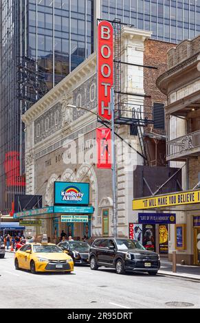 Il Booth Theatre, simbolo di New York, costruito in stile rinascimentale italiano, è adiacente allo Shubert Theatre (anch'esso un punto di riferimento) sulla West 44th Street. Foto Stock