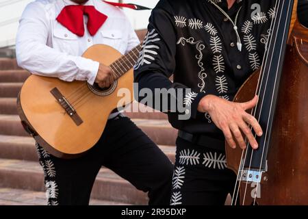 Il musicista messicano mariachi band su una strada cittadina. Foto Stock