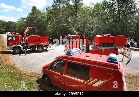 24 giugno 2023, Baden-Württemberg, Külsheim: I veicoli dell'apparato sono dotati di grandi serbatoi d'acqua durante un'esercitazione antincendio con 400 vigili del fuoco in un'area di addestramento della Bundeswehr. Foto: Karl-Josef Hildenbrand/dpa Foto Stock