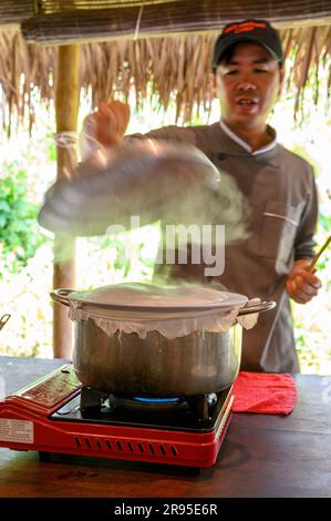 Chef e tutor dimostrano come cucinare la carta di riso utilizzata per panini e spaghetti presso la scuola di cucina Red Bridge alla periferia di Hoi An, in Vietnam. Foto Stock