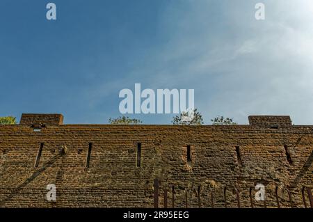 12 24 2006 Vintage Fortification Peshwa muro in mattoni aperti di Shaniwarwada Pune Maharashtra India Asia. Foto Stock